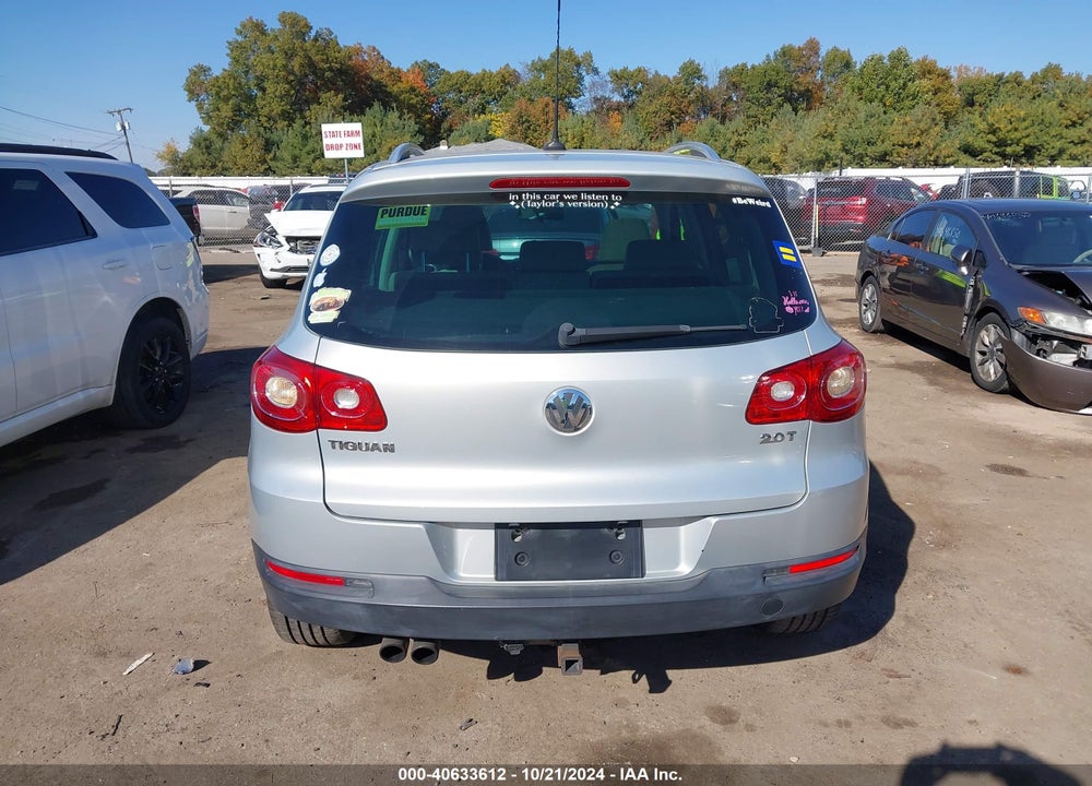 2011 VOLKSWAGEN TIGUAN SE VIN: WVGAV7AX7BW562824