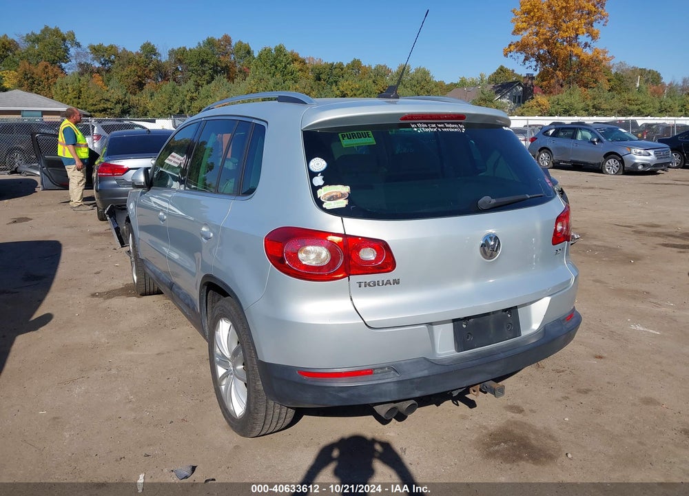2011 VOLKSWAGEN TIGUAN SE VIN: WVGAV7AX7BW562824