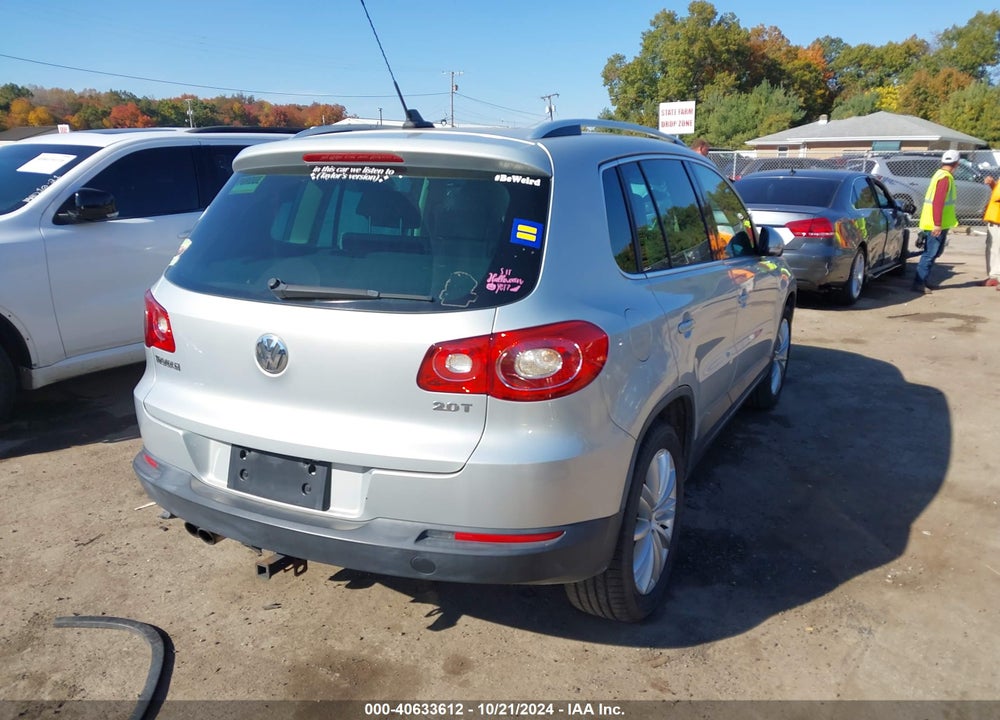 2011 VOLKSWAGEN TIGUAN SE VIN: WVGAV7AX7BW562824