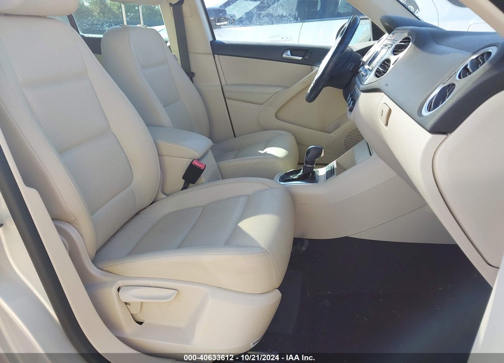 2011 VOLKSWAGEN TIGUAN SE VIN: WVGAV7AX7BW562824
