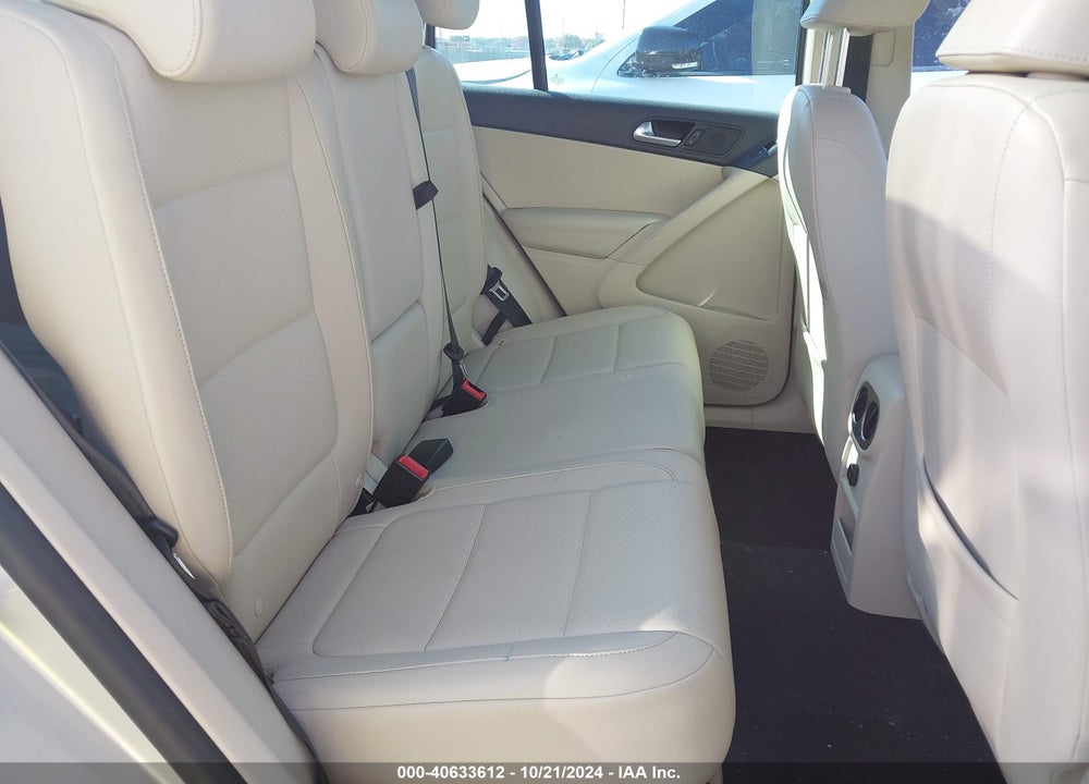 2011 VOLKSWAGEN TIGUAN SE VIN: WVGAV7AX7BW562824