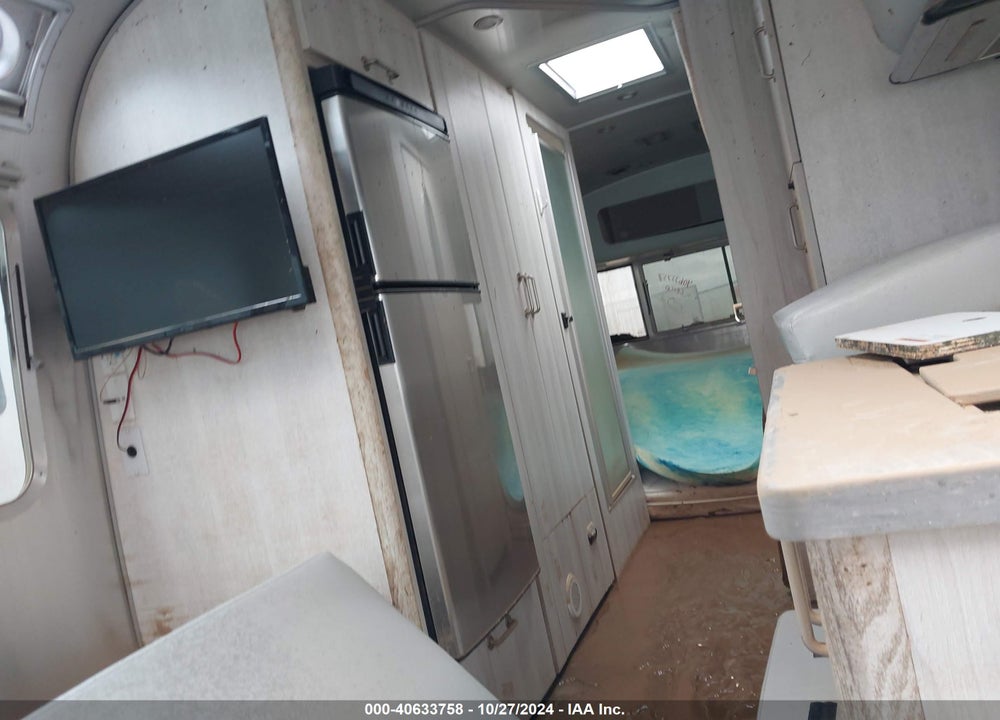 2023 AIRSTREAM INTL27FBQU VIN: 1STTFYL23PJ564349