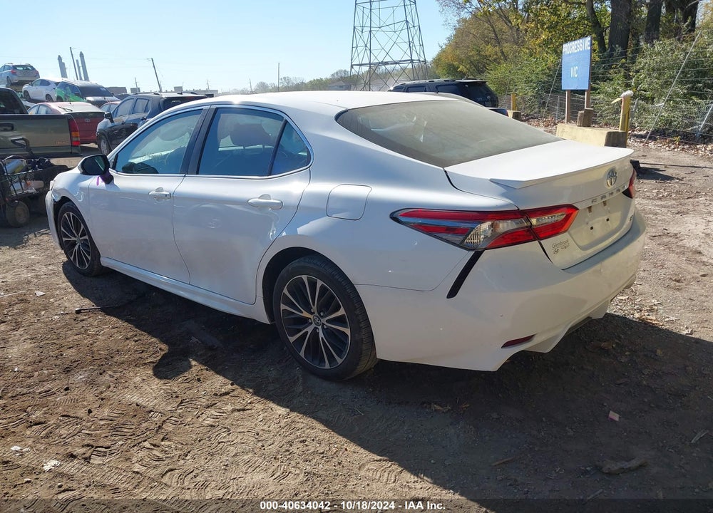 2018 TOYOTA CAMRY SE VIN: 4T1B11HK4JU070706