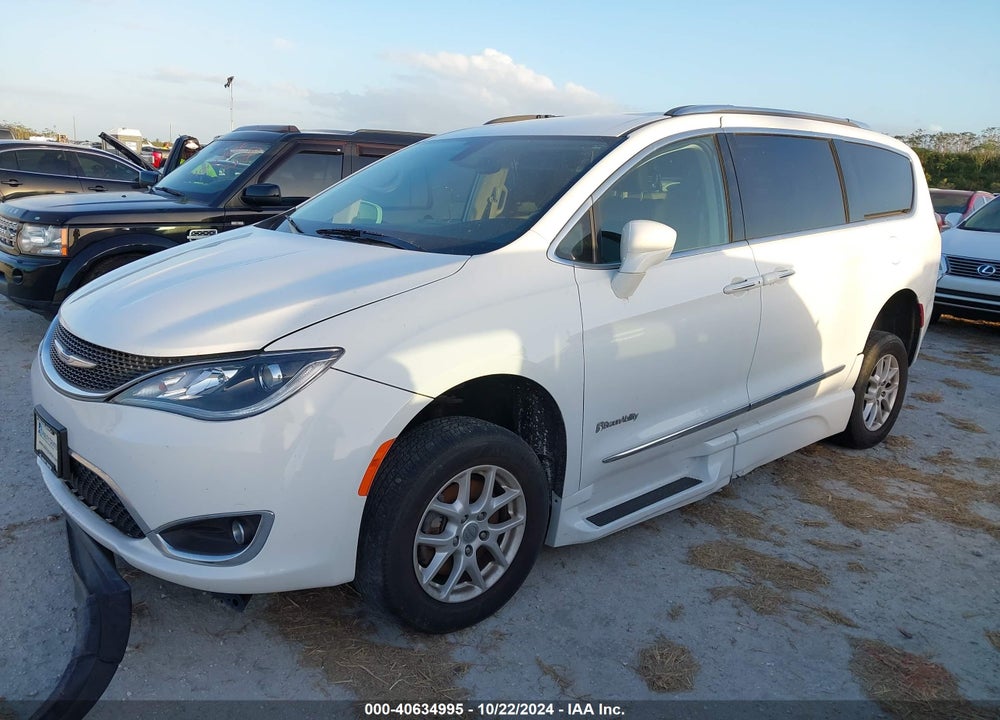 2020 CHRYSLER PACIFICA TOURING L VIN: 2C4RC1BG3LR109691