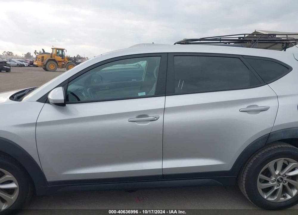 2017 HYUNDAI TUCSON SE VIN: KM8J23A45HU275946