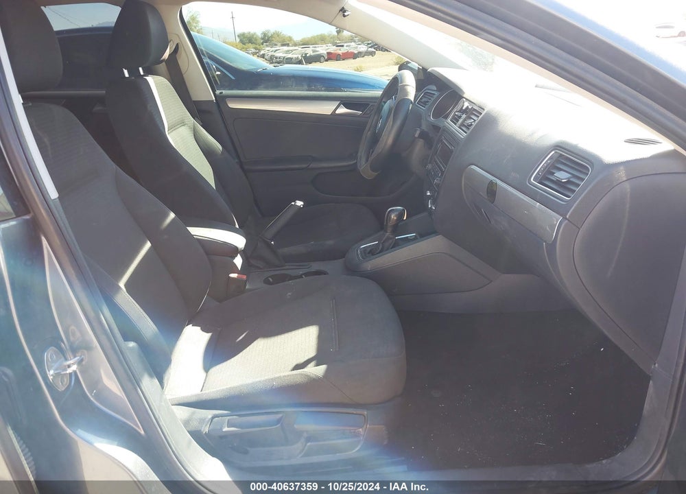 2015 VOLKSWAGEN JETTA 1.8T SE VIN: 3VWD17AJ8FM251172