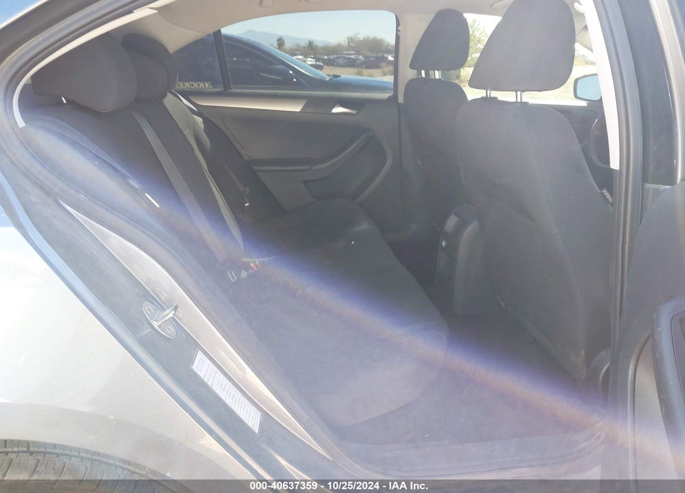 2015 VOLKSWAGEN JETTA 1.8T SE VIN: 3VWD17AJ8FM251172