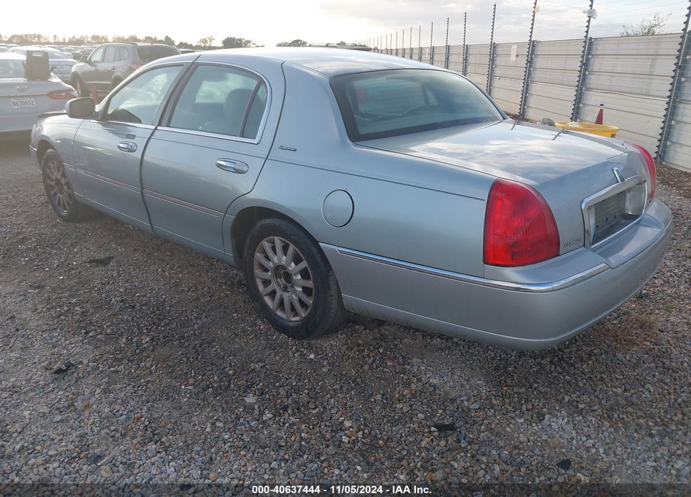 2007 LINCOLN TOWN CAR SIGNATURE VIN: 1LNHM81V57Y632385