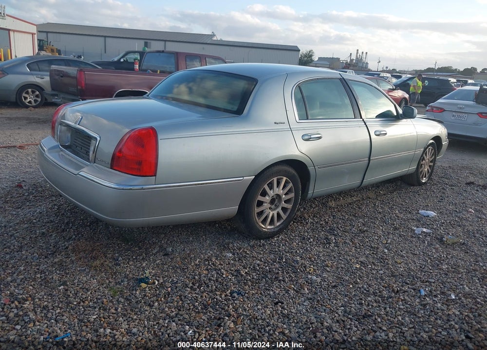 2007 LINCOLN TOWN CAR SIGNATURE VIN: 1LNHM81V57Y632385