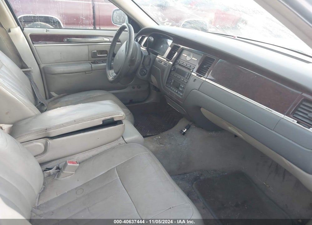 2007 LINCOLN TOWN CAR SIGNATURE VIN: 1LNHM81V57Y632385