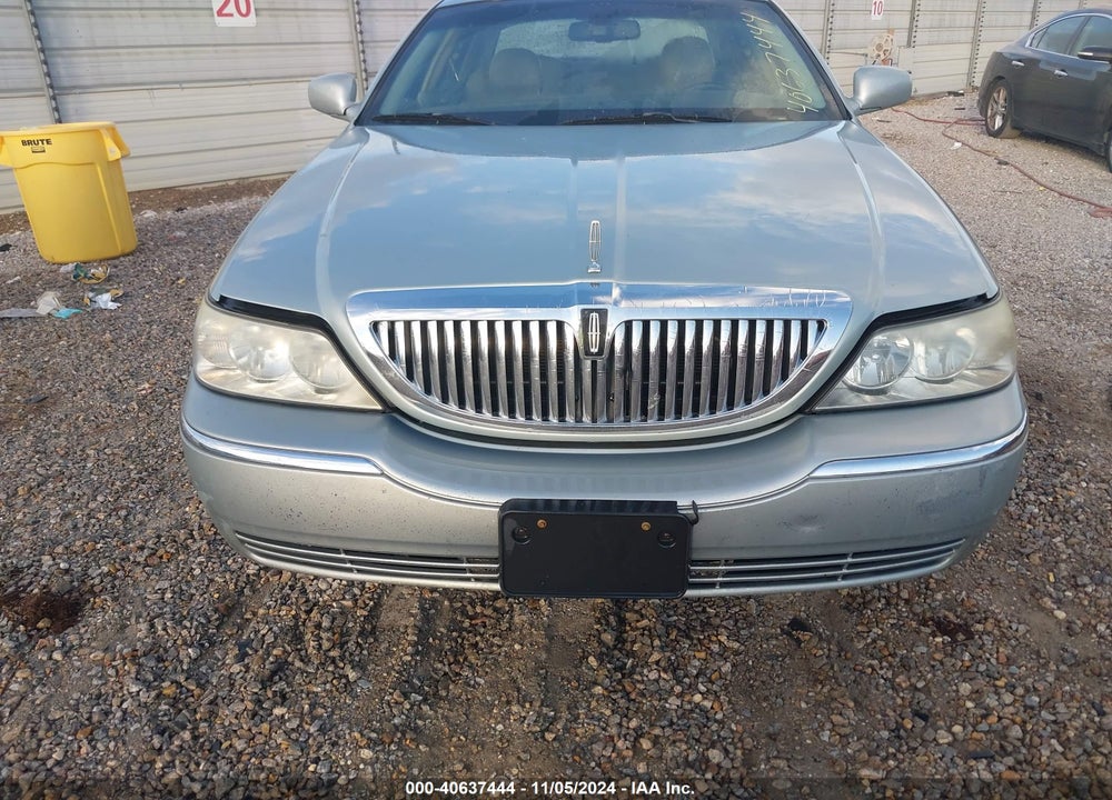2007 LINCOLN TOWN CAR SIGNATURE VIN: 1LNHM81V57Y632385