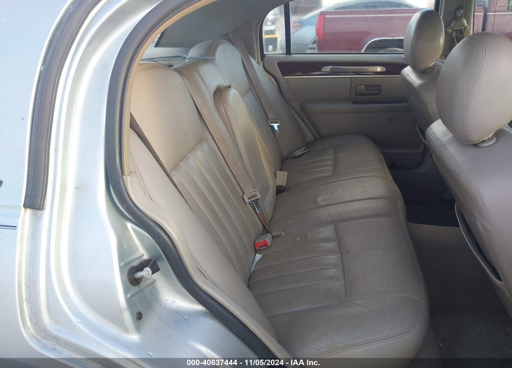 2007 LINCOLN TOWN CAR SIGNATURE VIN: 1LNHM81V57Y632385