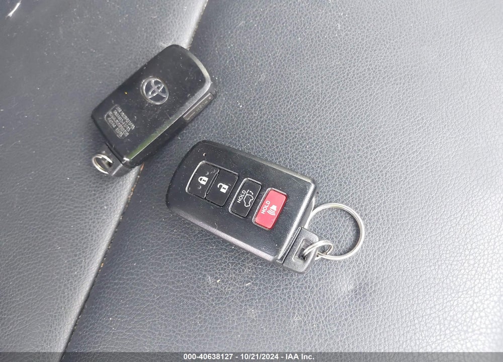 2017 TOYOTA RAV4 SE VIN: 2T3JFREV5HW684904