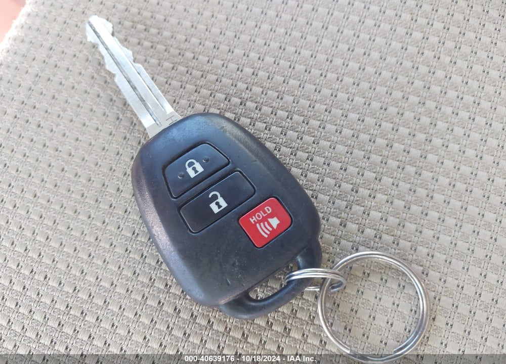 2017 TOYOTA RAV4 XLE VIN: 2T3RFREVXHW641937
