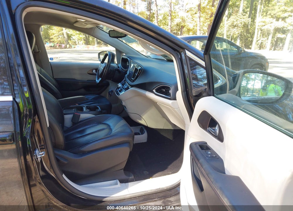2017 CHRYSLER PACIFICA TOURING L VIN: 2C4RC1BG8HR788025