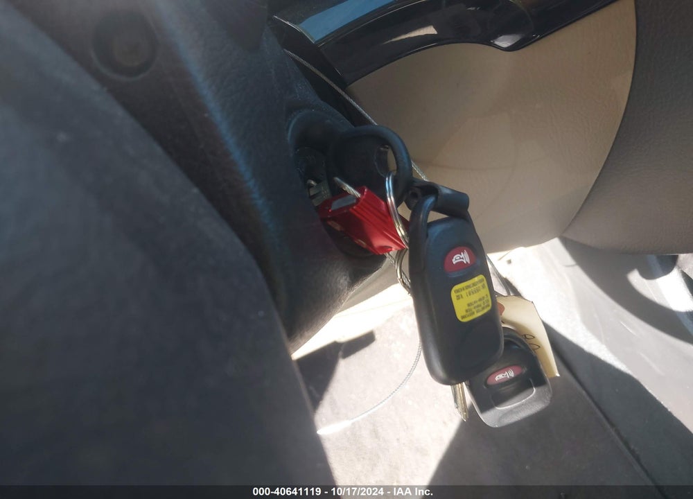 2011 KIA SORENTO LX VIN: 5XYKT3A13BG050073