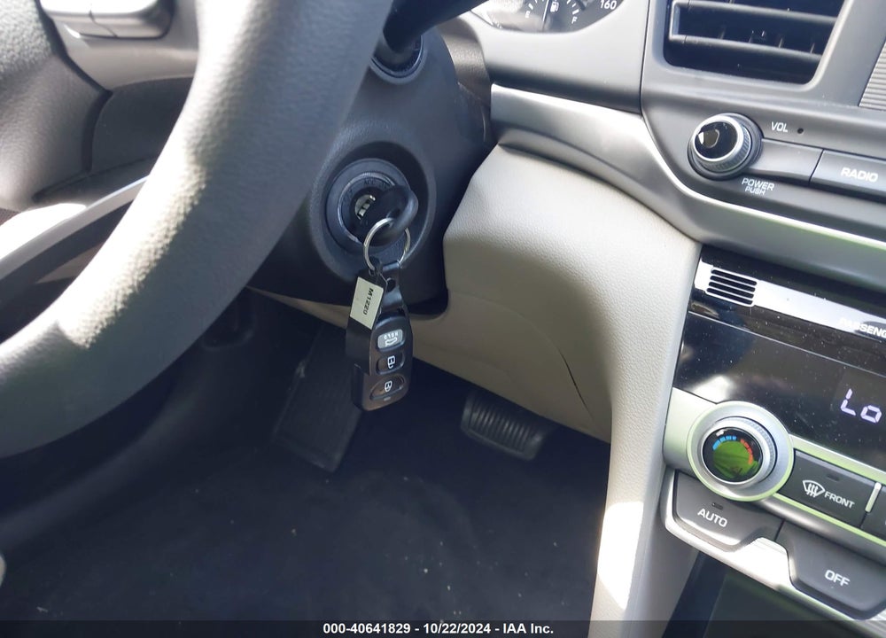2020 HYUNDAI ELANTRA VIN: 5NPD74LF2LH589189