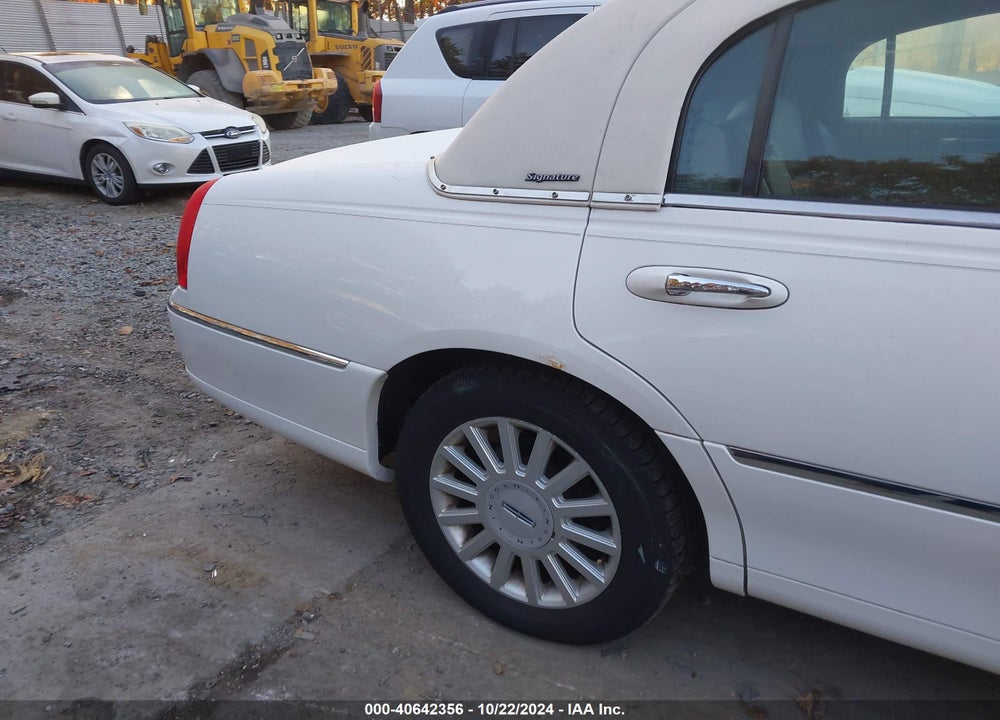 2005 LINCOLN TOWN CAR SIGNATURE VIN: 1LNHM81W65Y651338