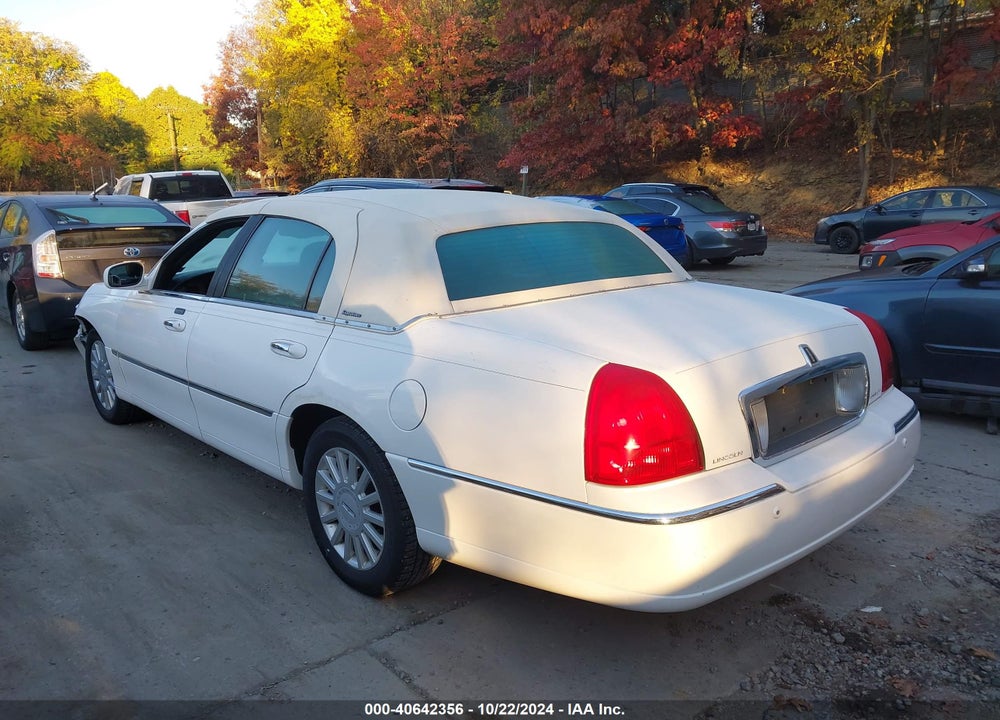 2005 LINCOLN TOWN CAR SIGNATURE VIN: 1LNHM81W65Y651338