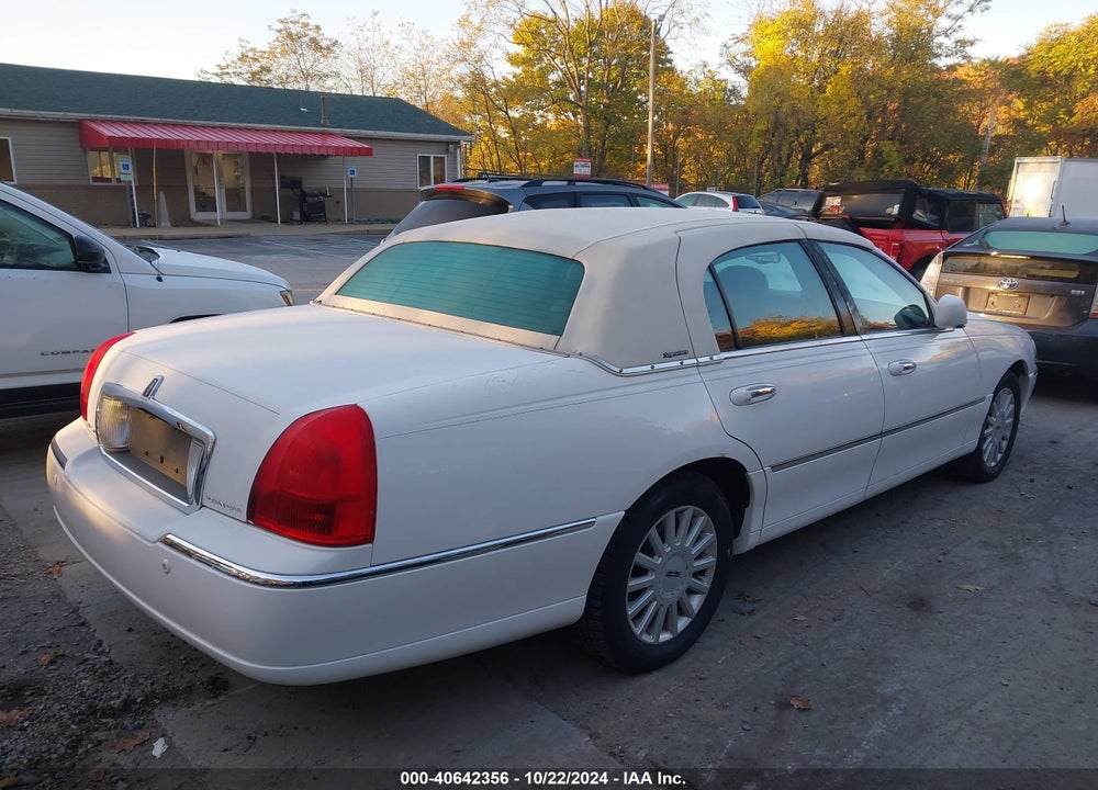 2005 LINCOLN TOWN CAR SIGNATURE VIN: 1LNHM81W65Y651338