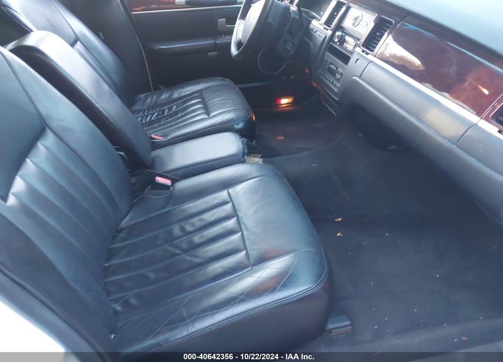 2005 LINCOLN TOWN CAR SIGNATURE VIN: 1LNHM81W65Y651338