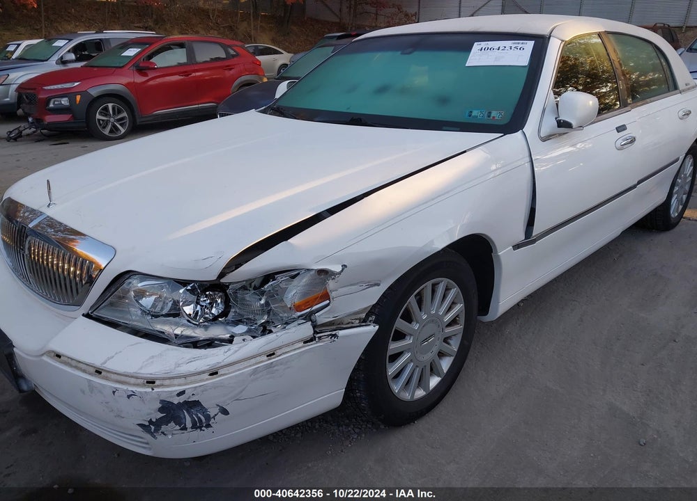 2005 LINCOLN TOWN CAR SIGNATURE VIN: 1LNHM81W65Y651338