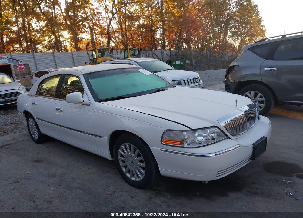 2005 LINCOLN TOWN CAR SIGNATURE VIN: 1LNHM81W65Y651338