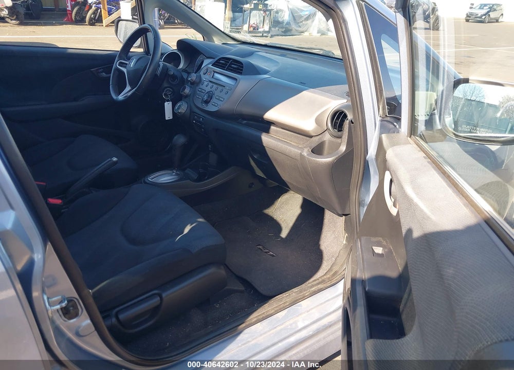2011 HONDA FIT VIN: JHMGE8H53BC019205