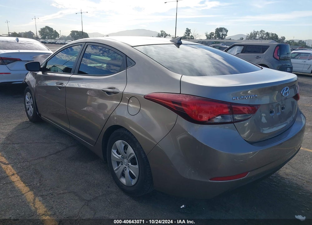 2016 HYUNDAI ELANTRA VIN: 5NPDH4AE5GH716742