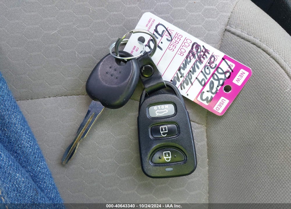 2019 HYUNDAI ELANTRA SE VIN: 5NPD74LFXKH493082