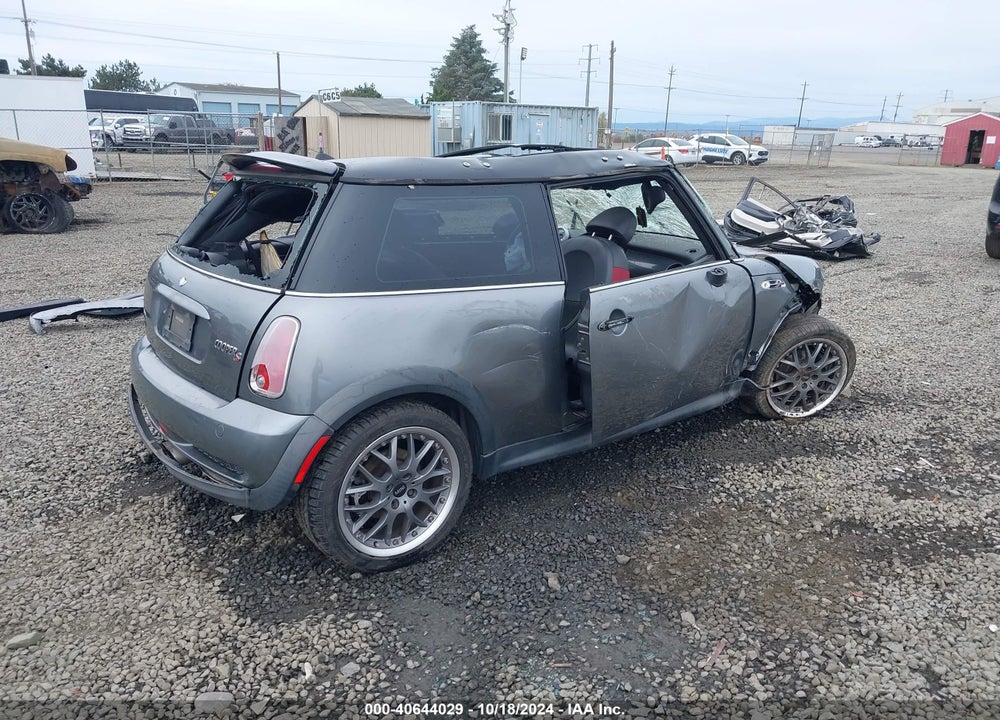 2005 MINI COOPER S VIN: WMWRE33585TL11177