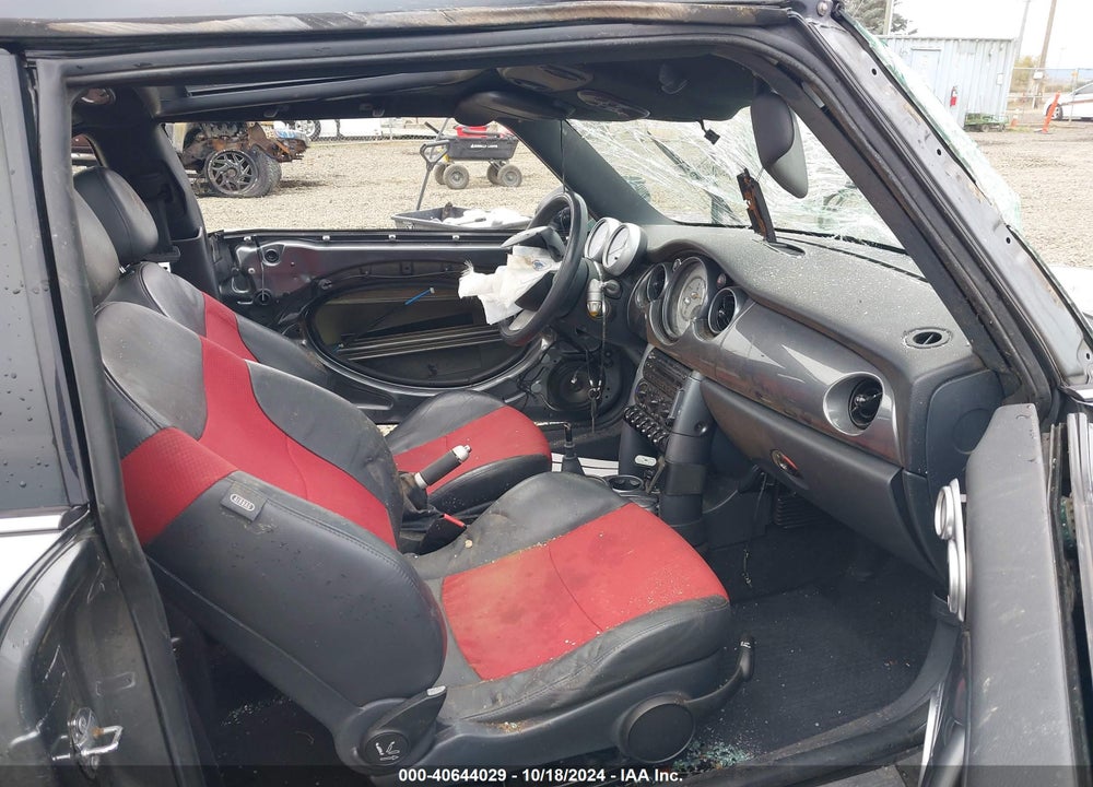 2005 MINI COOPER S VIN: WMWRE33585TL11177