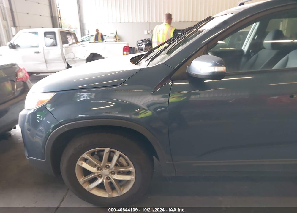 2015 KIA SORENTO LX VIN: 5XYKT3A6XFG597407