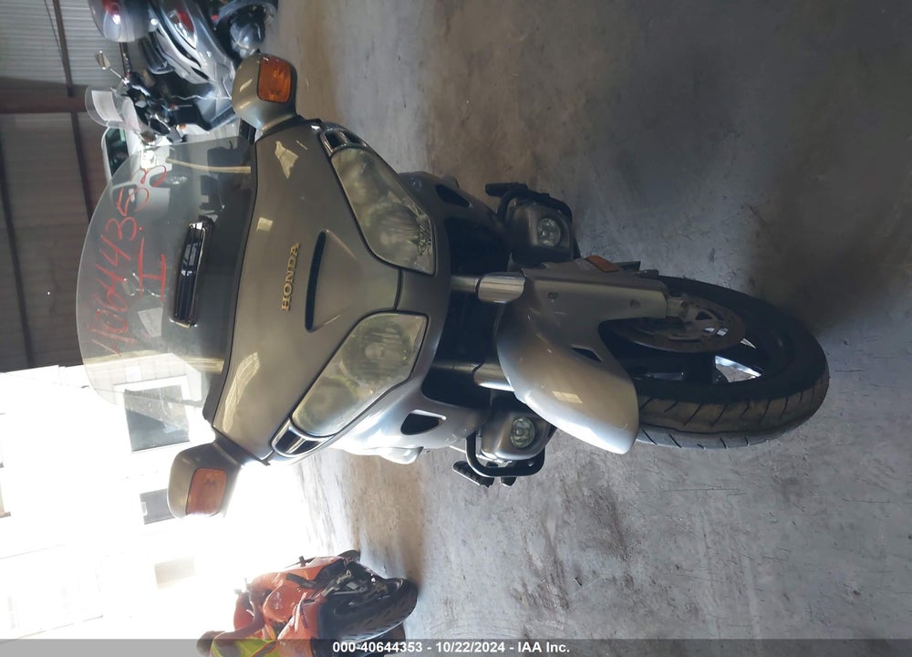 2002 HONDA GL1800 VIN: 1HFSC47042A103602