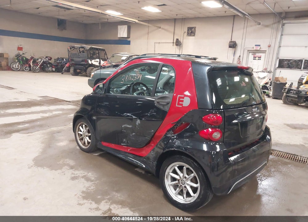 2015 SMART FORTWO VIN: WMEEJ9AAXFK824424