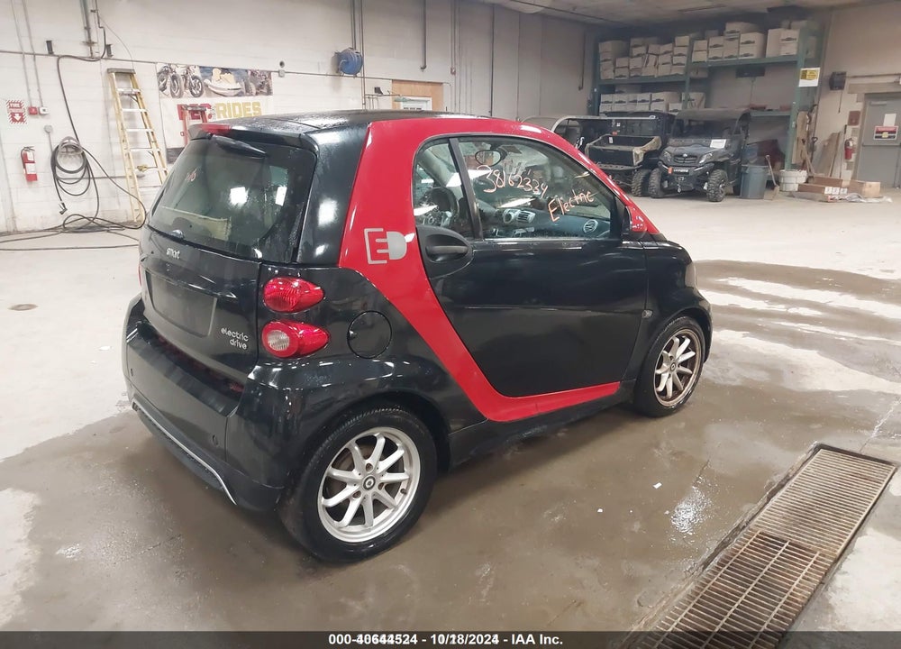 2015 SMART FORTWO VIN: WMEEJ9AAXFK824424