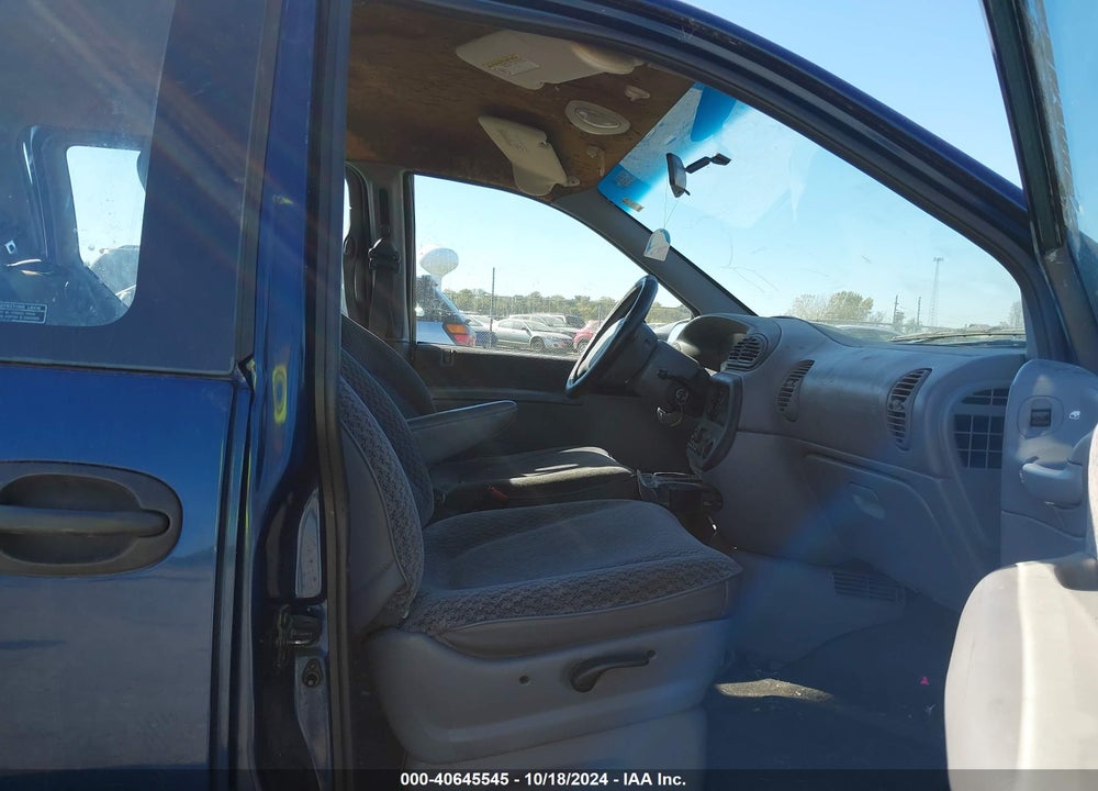 2000 CHRYSLER VOYAGER VIN: 2C4GJ25G5YR863830