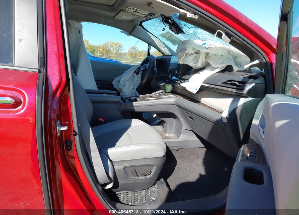 2024 TOYOTA SIENNA XLE VIN: 5TDYRKECXRS181738