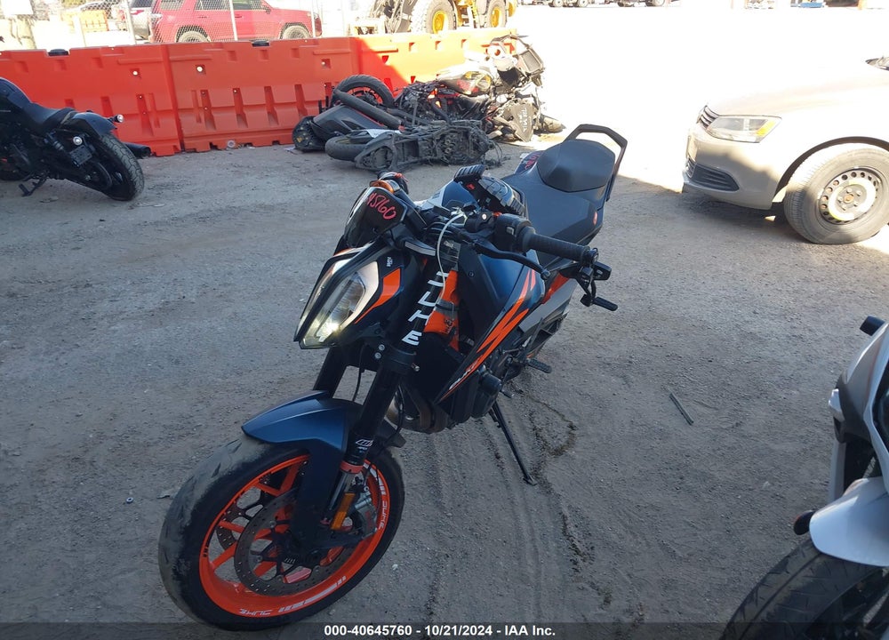 2022 KTM 890 DUKE R VIN: VBKTU9403NM830227