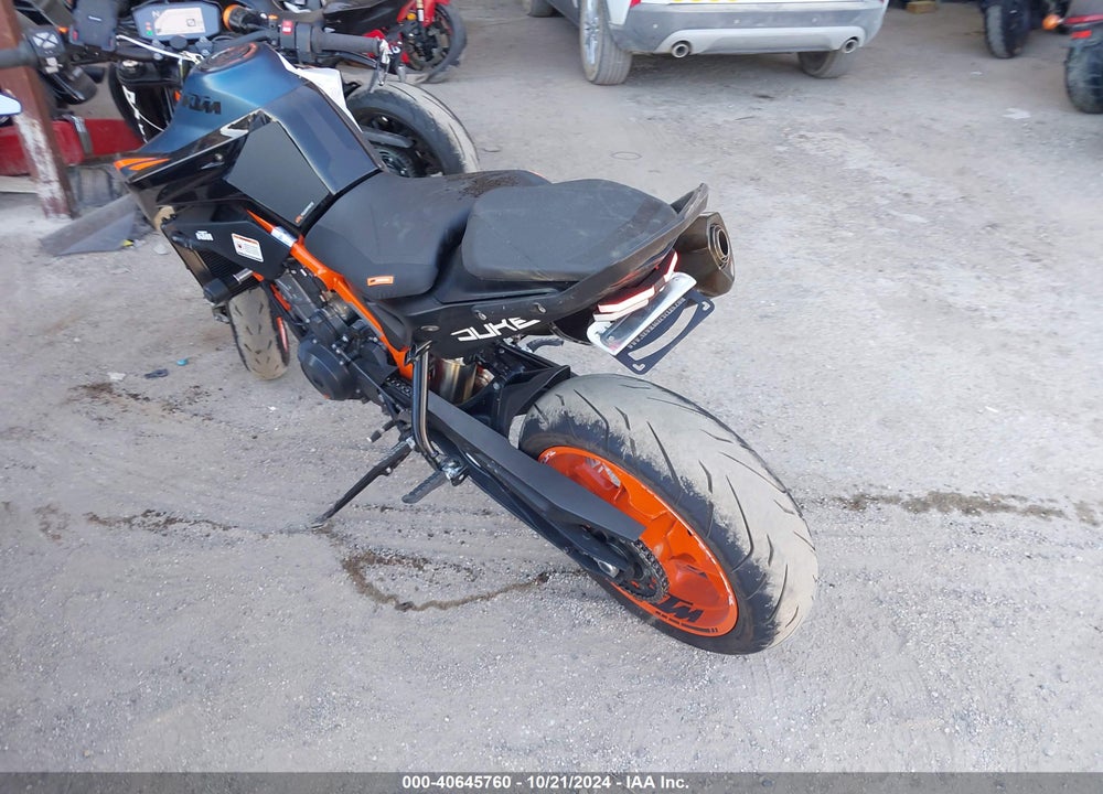 2022 KTM 890 DUKE R VIN: VBKTU9403NM830227