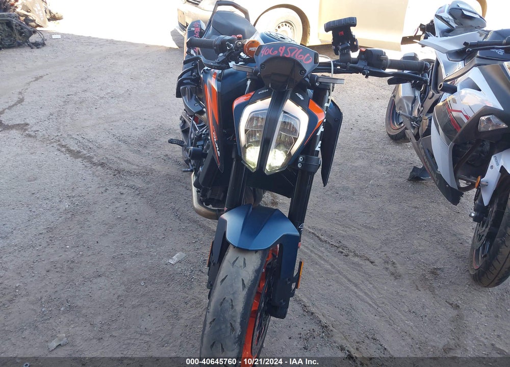 2022 KTM 890 DUKE R VIN: VBKTU9403NM830227