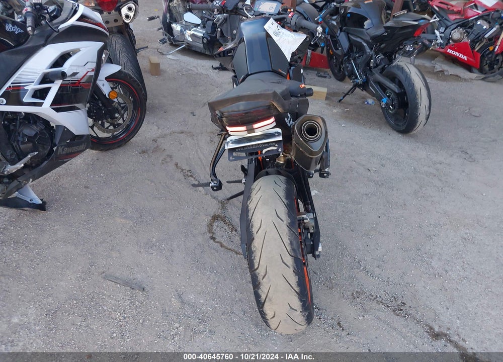 2022 KTM 890 DUKE R VIN: VBKTU9403NM830227