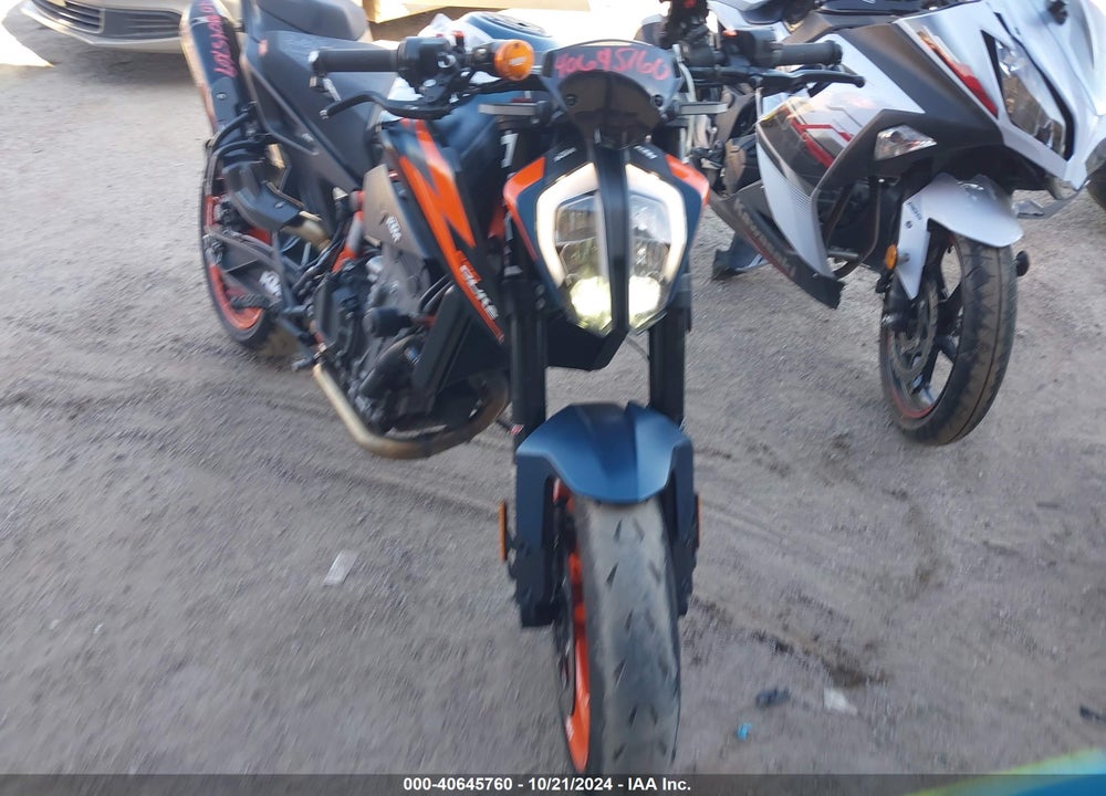 2022 KTM 890 DUKE R VIN: VBKTU9403NM830227