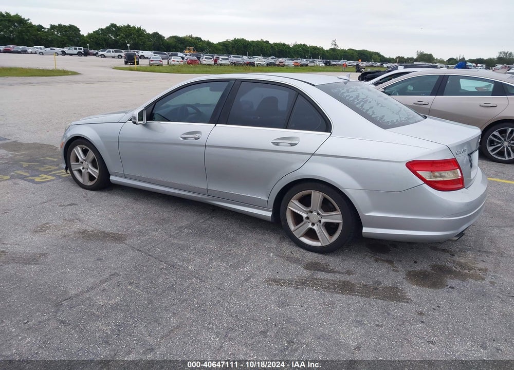 2011 MERCEDES-BENZ C 300 LUXURY/SPORT VIN: WDDGF5EB8BA525637