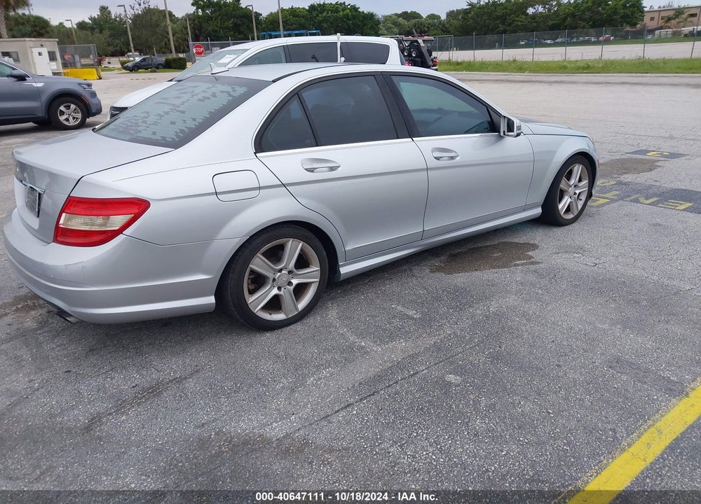 2011 MERCEDES-BENZ C 300 LUXURY/SPORT VIN: WDDGF5EB8BA525637