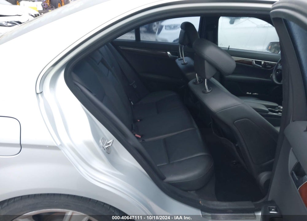 2011 MERCEDES-BENZ C 300 LUXURY/SPORT VIN: WDDGF5EB8BA525637