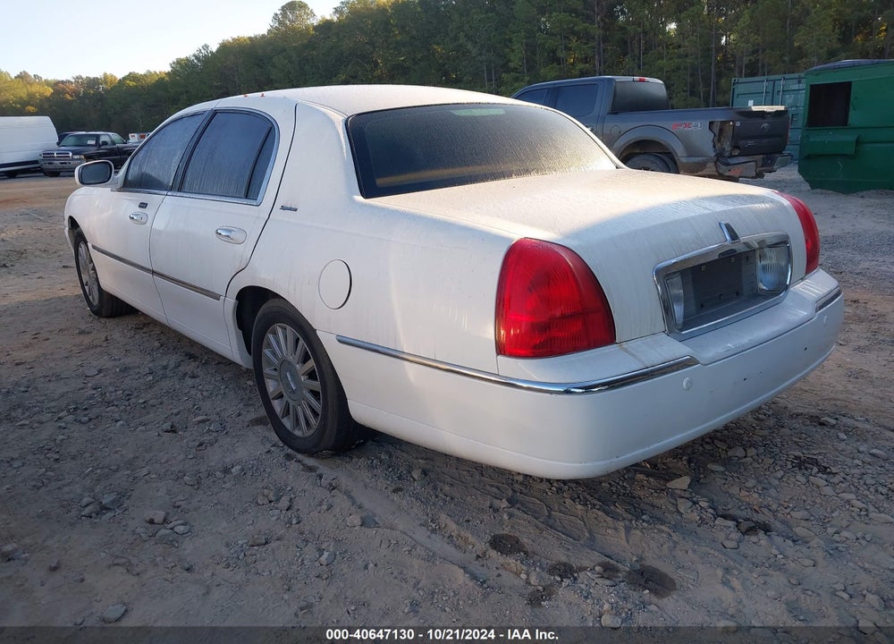 2004 LINCOLN TOWN CAR SIGNATURE VIN: 1LNHM81W34Y656124