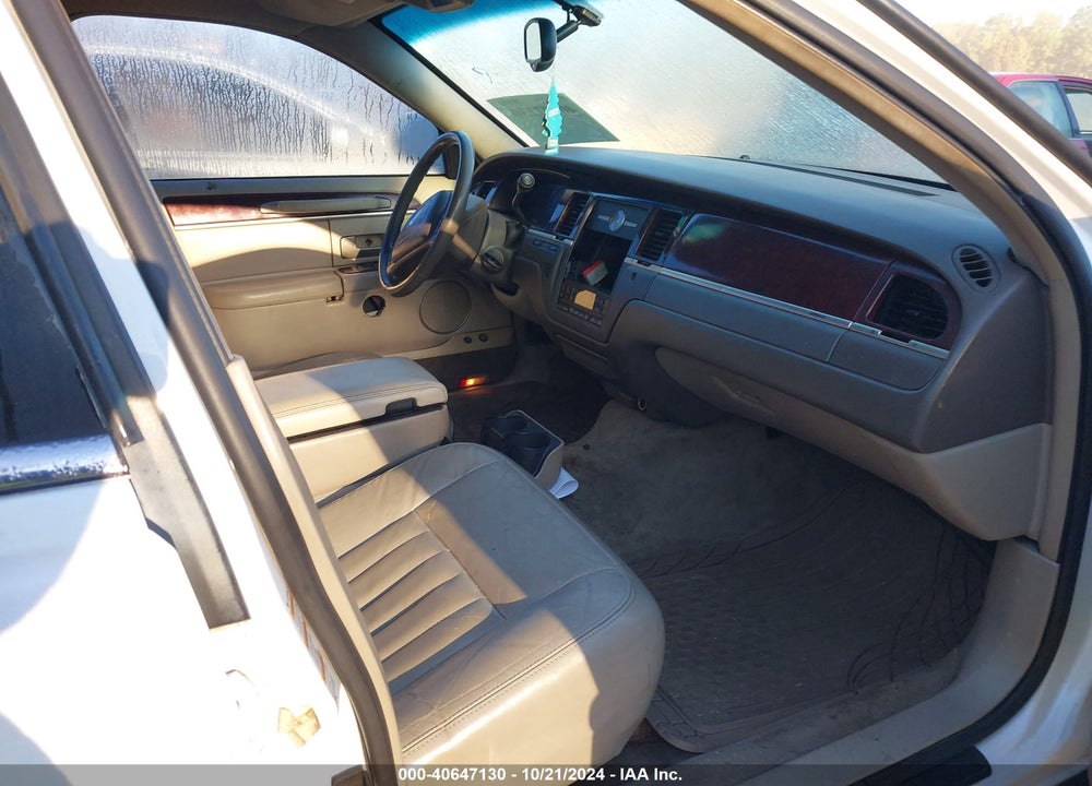 2004 LINCOLN TOWN CAR SIGNATURE VIN: 1LNHM81W34Y656124