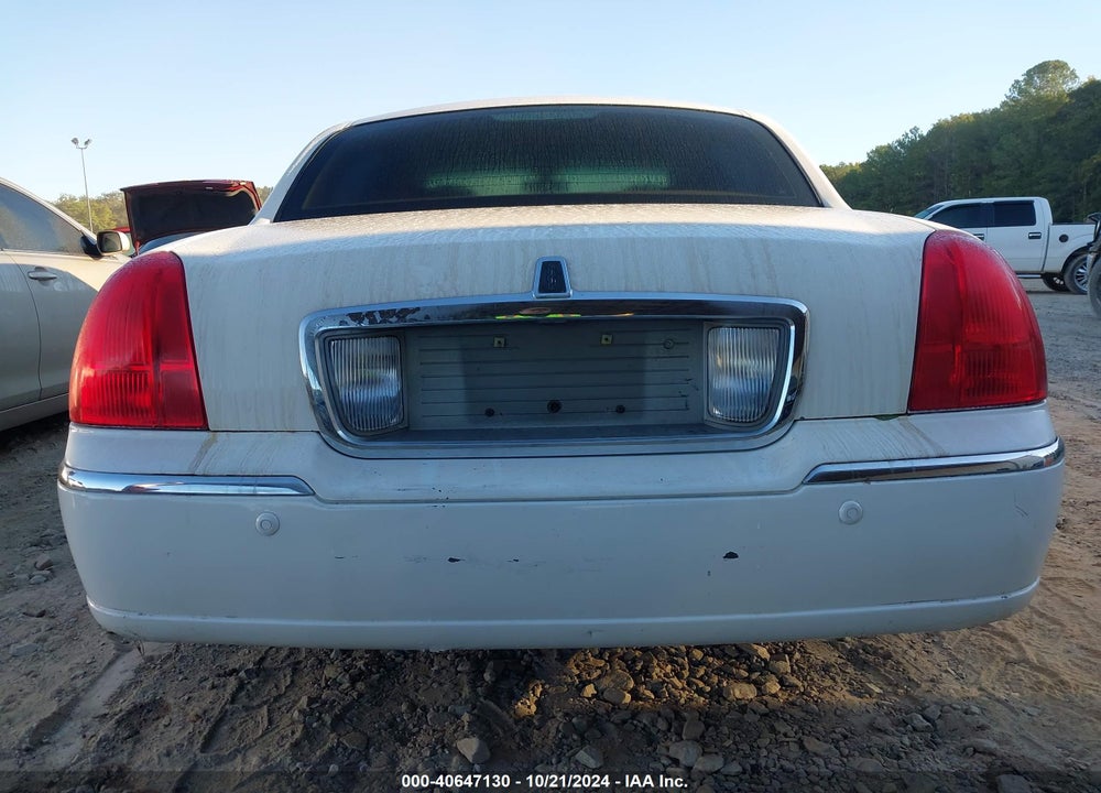 2004 LINCOLN TOWN CAR SIGNATURE VIN: 1LNHM81W34Y656124
