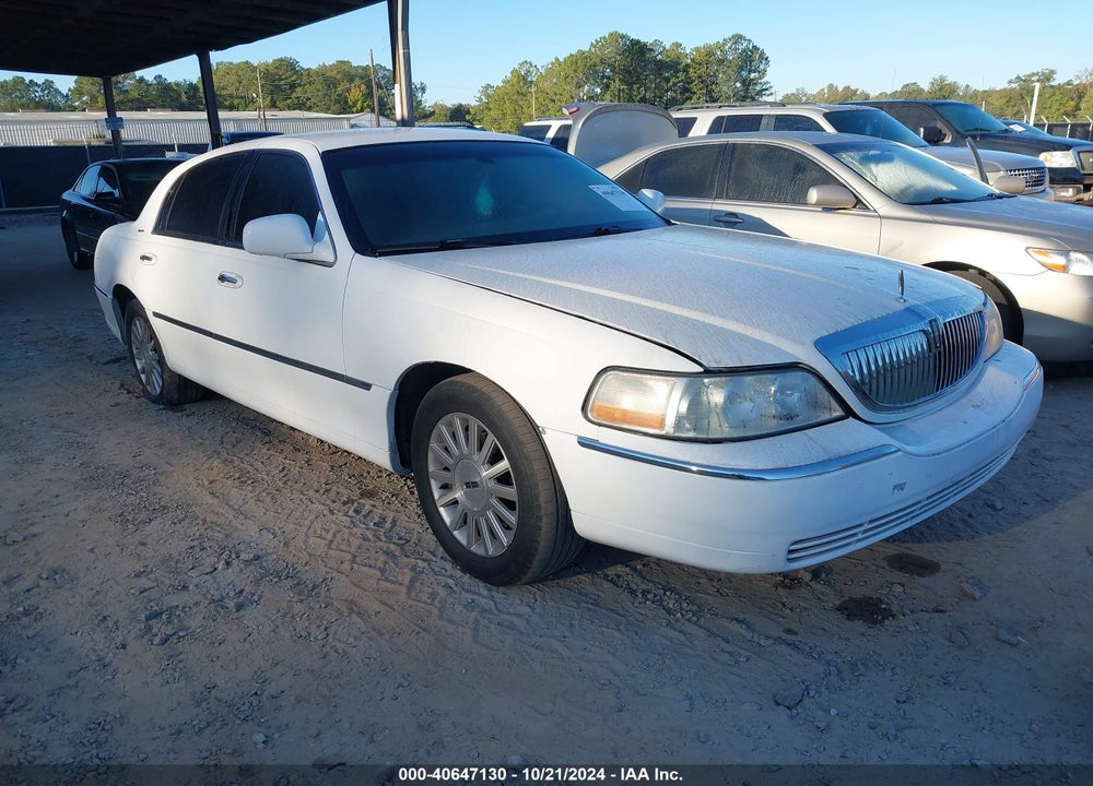 2004 LINCOLN TOWN CAR SIGNATURE VIN: 1LNHM81W34Y656124